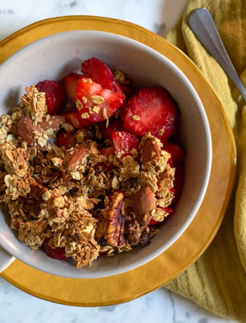 Pudding de chía con granola y fresas en un bol