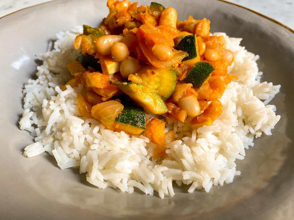 Alubias con arroz y verduras salteadas