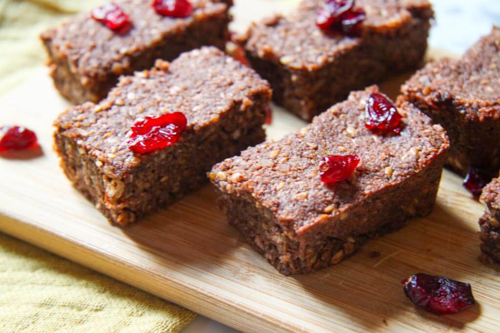 Barritas energéticas de avellanas, dátiles y cacao con arándanos.