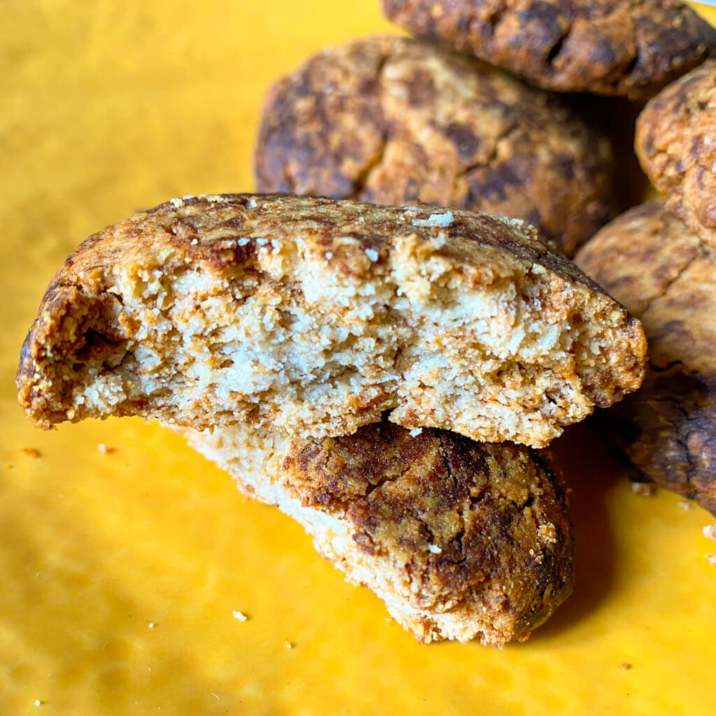 Galletas keto de almendra y mantequilla de cacahuete.