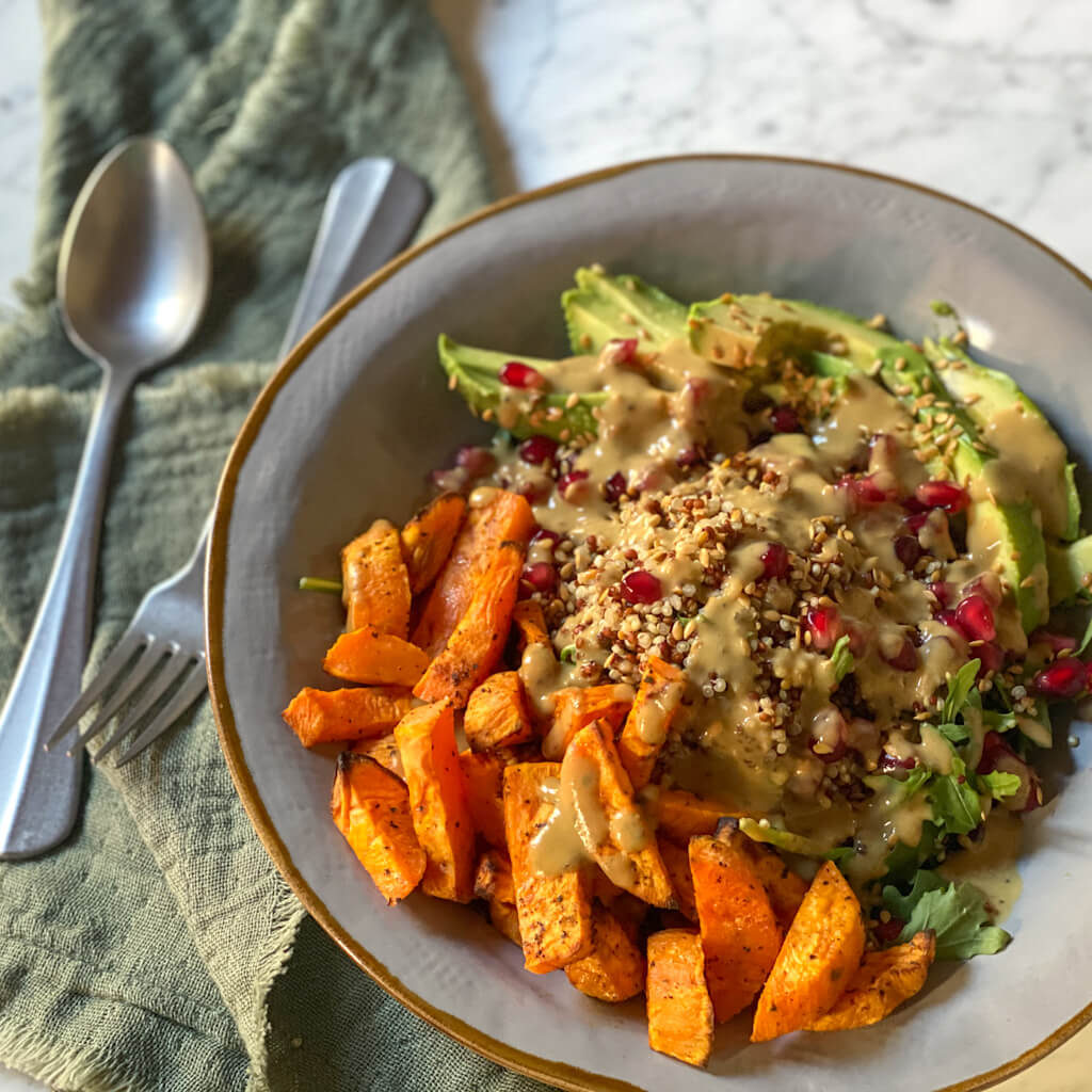 Ensalada de quinoa, boniato y aguacate.