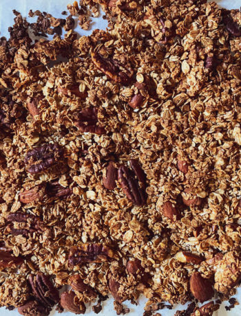 La mejor granola casera con avena, nueces pecanas y almendras.