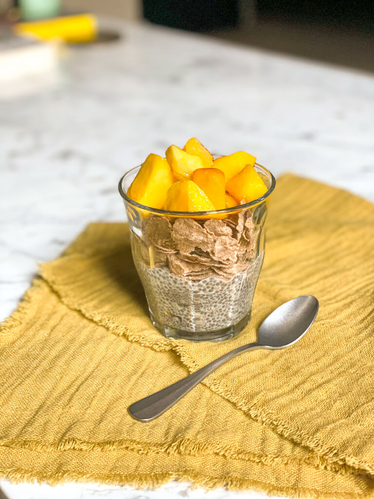 Pudding de chía y mango con cereales para desayunar.