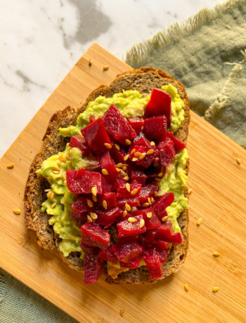 Tostada de aguacate y tartar de remolacha