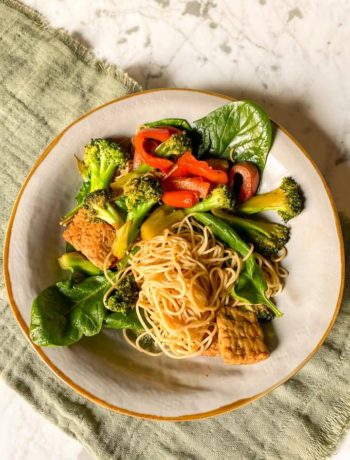 Noodles teriyaki con tempeh y verduras