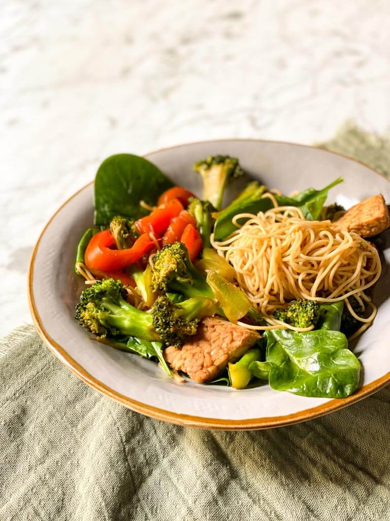 Noodles teriyaki con tempeh y verduras salteadas