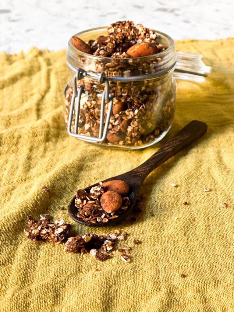 Granola de chocolate, maca y jengibre con almendras tostadas.