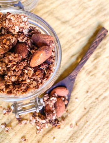 Granola de chocolate, maca y jengibre con almendras y chía