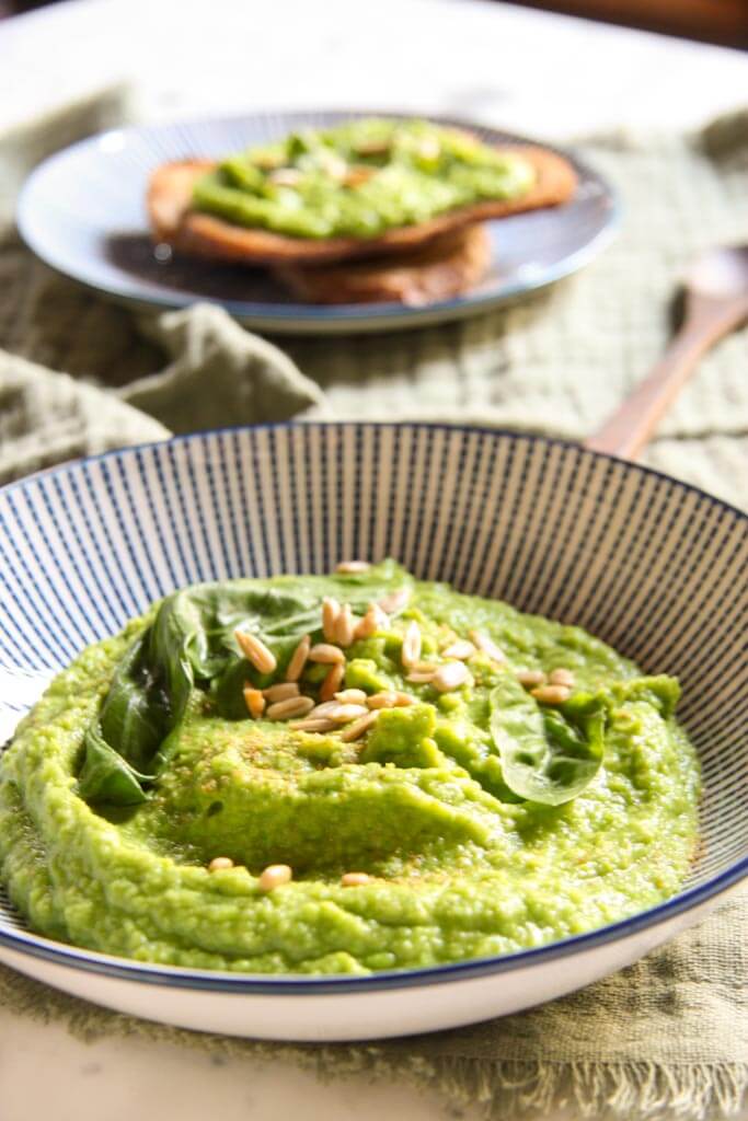 Hummus de guisantes y albahaca con tahini.