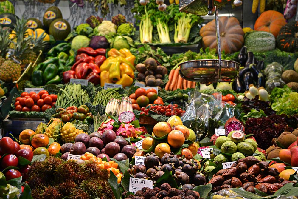 Frutas y verduras frescas en un mercado.