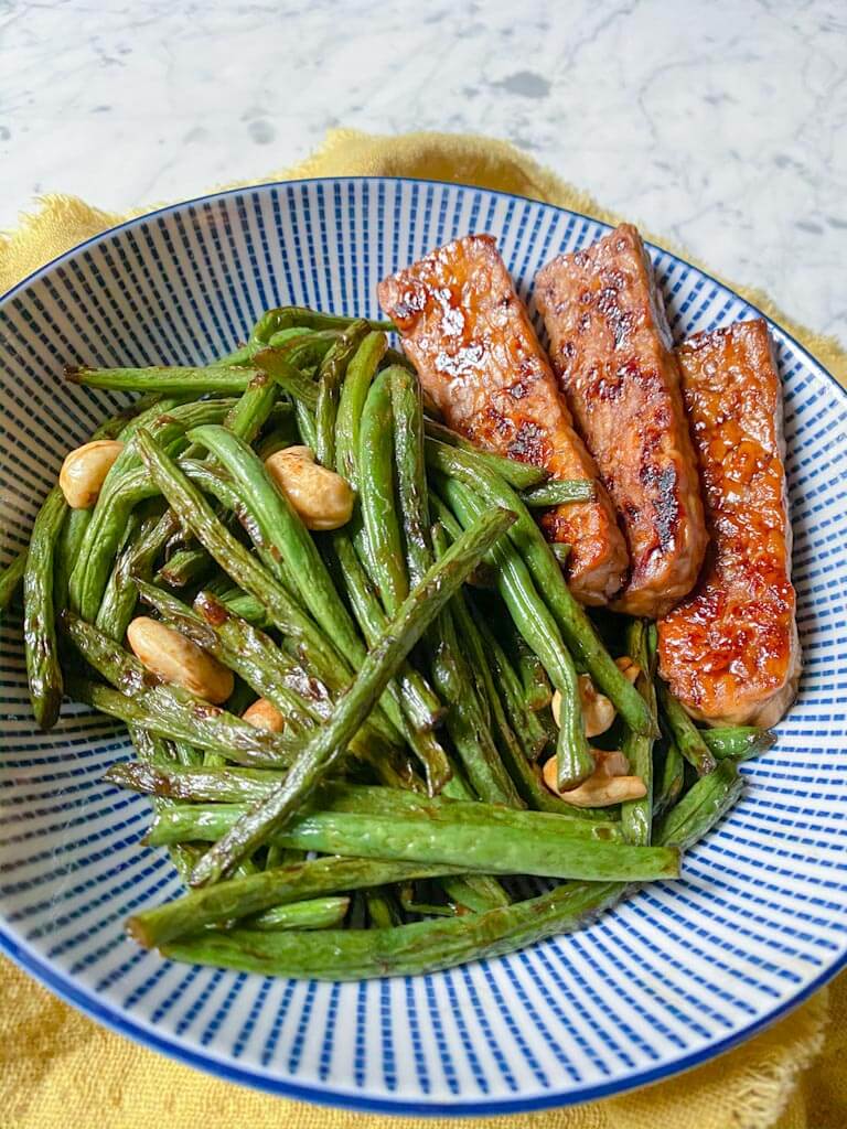 Judías salteadas con anacardos y tempeh.