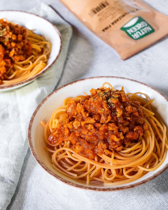 boloñesa vegana con soja texturizada fina🍝⁠
⁠
Receta comodín para cuando necesitas pasta en vena💉😂 Yo la preparo el fin de semana, después del gimnasio o cuando tenemos antojo de espaguetis... Se puede preparar con todo tipo de pasta, pero en este caso he utilizado espaguetis de lentejas rojas para un aporte proteico extra.⁠
⁠
Ingredientes para 2/3 personas:⁠
⁠
➡️100 gr de soja texturizada fina de @naturgreenoficial 
➡️100 gr de sofrito de tomate (o tomate natural)⁠
➡️200 gr de espaguetis de lentejas rojas (o cualquier otra pasta de tu gusto)⁠
➡️1 cebolla⁠
➡️Especias de tu elección: Orégano, albahaca, ajo o cebolla en polvo...⁠
➡️Aceite de oliva virgen extra (para freir la cebolla)⁠
➡️Levadura nutricional o de cerveza (a modo de queso rallado)⁠
➡️Sal y pimienta al gusto⁠
⁠
Preparación:⁠
⁠
👉Deja la soja texturizada remojando en un bol, totalmente cubierta de agua.⁠
👉Mientras tanto, corta la cebolla bien picadita. Calienta una sartén con un poco de aceite de oliva y empieza a sofreir. No dejes de remover e intenta que no se te queme!⁠
👉Calienta una olla con suficiente agua para hervir la pasta, con una pizca de sal.⁠
👉Cuando la cebolla empiece a estar transparente, añade un poco de agua y algo de sofrito de tomate. Sigue removiendo y añade las especias que te gusten. Afloja el fuego y deja que se dore todo lentamente.⁠
👉Hierve la pasta según las instrucciones del fabricante.⁠
👉Escurre el agua de la soja texturizada. Añade la soja a la sartén con el sofrito de tomate. Remueve y añade el resto del sofrito.⁠
👉Cuando la pasta esté lista, sácala de la olla con un escurridor de pasta.⁠
👉La boloñesa está lista cuando la soja esté empapada del sofrito y jugosa.⁠
👉Servir con más orégano, sal, pimienta o levadura nutricional.⁠
⁠
⭐️TIP: Si has preparado más boloñesa de la que necesitas y guárdala en un tupper en la nevera para el día siguiente. La puedes comer con arroz o mezclar con pimiento rojo y hacer unas fajitas🌮⁠
⁠
#boloñesavegana #sojatexturizada #recetasveganas #plantasty