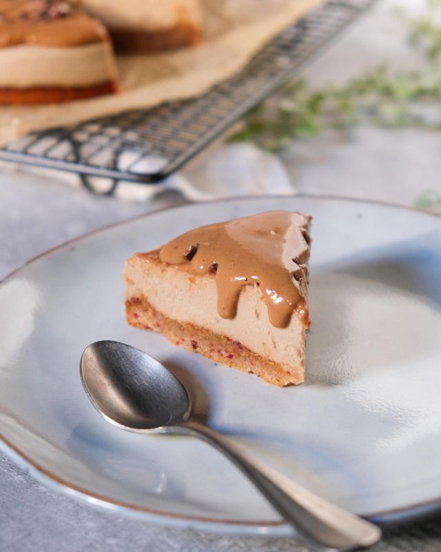Cheesecake vegano✨ (sin gluten y delicioso)⁠
⁠
I'm back👩🏻‍🍳 Tras unos meses de parón (para reordenar mi vida y cuidar un poco mi salud mental🤣) ¡vuelvo a cocinar con más ganas que nunca!⁠
⁠
He preparado esta receta íntegramente con productos de @naturitas.es (Si no les conocéis, en su web tienen montones de ingredientes que suelen ser difíciles de encontrar y te los llevan a tu puerta🕊⁠)
⁠
Este cheesecake es 'semi crudo' ya que he horneado la base, pero puedes no hornearla y queda igual de buena, pero menos sólida.⁠
⁠
Ingredientes de la base:⁠
⁠
🌱⁠ 50 gr de dátiles
🌱⁠100 gr de harina de almendra
🌱⁠2 cdas de aceite de coco derretido

Ingredientes del relleno:

🌱⁠130 gr de anacardos crudos (1 taza)
🌱⁠50 gr de sirope de arce o agave
🌱⁠1/2 cucharadita de esencia de vainilla
🌱⁠100 gr de leche de coco (de lata)
🌱⁠18 gr de manteca de cacao (o aceite de coco)
🌱⁠10 gr de fécula de patata (o maicena)
🌱⁠10 ml de agua
🌱⁠Una pizca de sal

Pasos a seguir:⁠

👉🏻Deja los anacardos en remojo la noche antes (o 4 horas antes como mínimo)
👉🏻Cuando vayas a empezar a cocinar, precalienta el horno a 180º y deja en remojo de agua caliente los dátiles.
👉🏻Para la base, engrasa un molde. Yo he utilizado uno redondo de 18 cm.
👉🏻Tritura en un procesador los ingredientes de la base solo unos segundos, verás que se forma una masa que no se pega en las manos.
👉🏻Extiéndela en la base del molde y hornea durante 18 minutos.
👉🏻Para el relleno, cuela el agua de los anacardos y los dátiles e introduce todos los ingredientes en el procesador o batidora potente. Tritura bien hasta que los anacardos no tengan casi grumos. La textura debe ser como de una crema bastante espesa.
👉🏻Vierte esta masa sobre la base ya horneada, tapa el molde y guárdalo en la nevera. Lo ideal es que se enfríe toda la noche para que cuaje y esté sólido, pero se puede comer en unas pocas horas.
👉🏻Si quieres darle un toque final como el que le di yo, prepara una cobertura con: una cda de crema de cacahuete, una cda de sirope de arce/agave, 2/3 cdas de leche vegetal. ¡Remueve bien la mezcla con una cuchara y extiende encima de la tarta!😋

🙅🏻‍♀️Receta no apta para alérgicos a los frutos secos

⁠